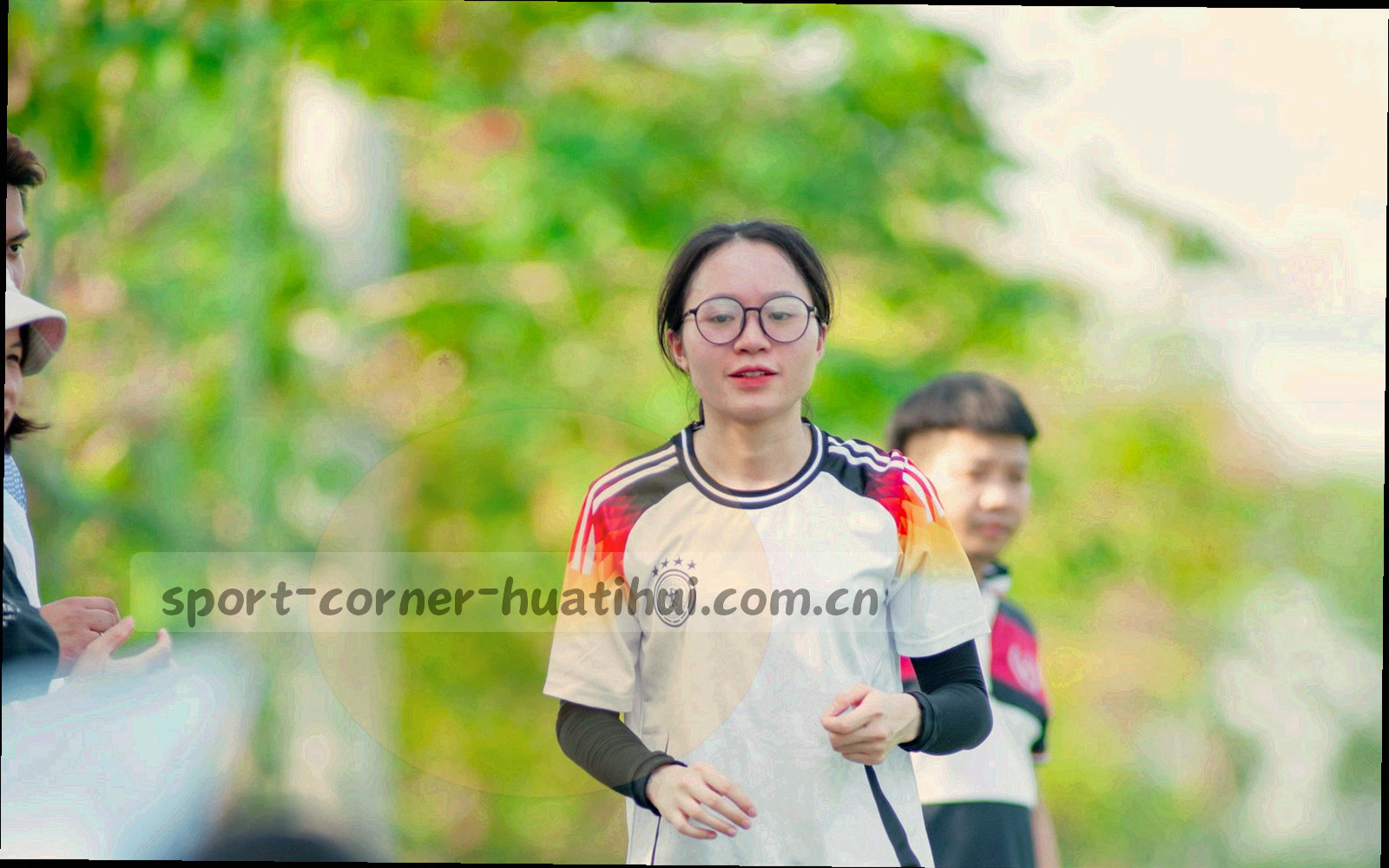 宽屏电脑上的深色排名页界面，表格排列整齐