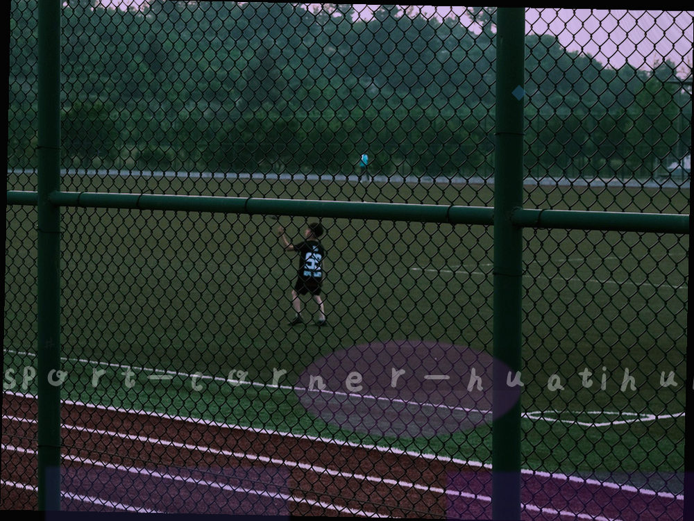 编辑工位上的键盘与多屏数据面板特写，画面中只见手部与设备