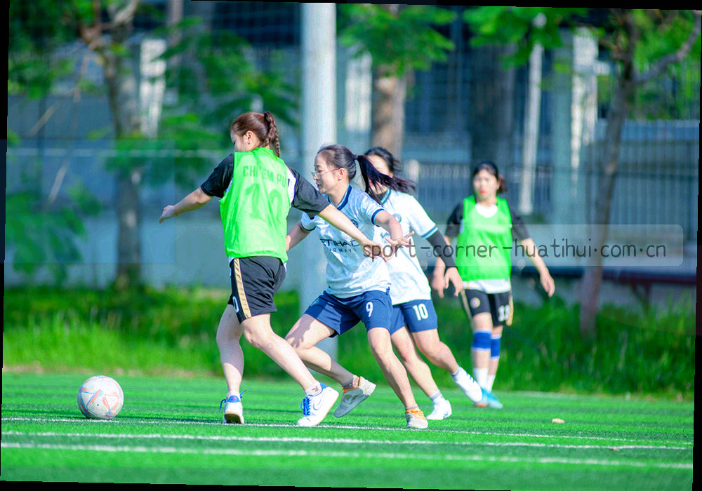 键盘局部特写，几枚按键被柔和灯光照亮